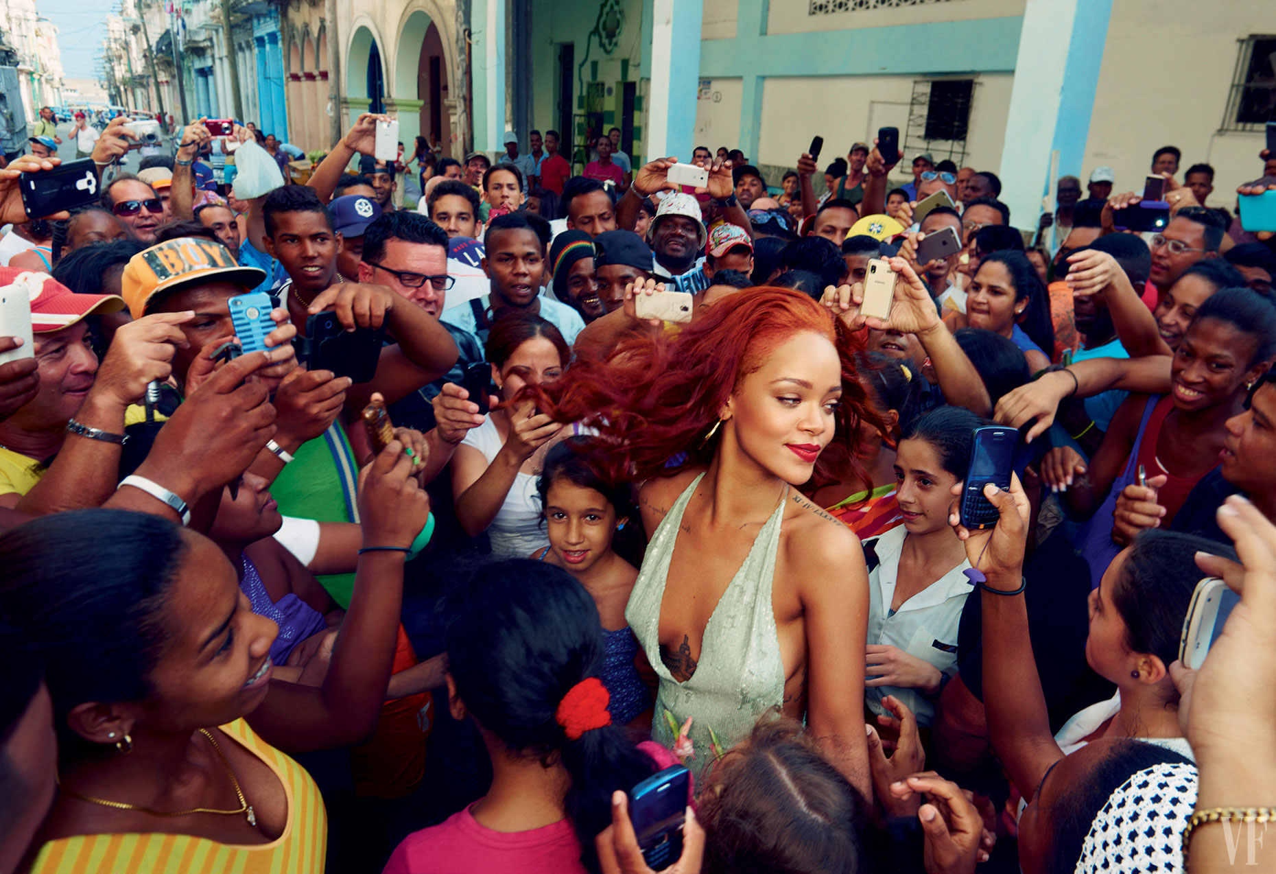 Vanity_Fair_Rihanna_Cuba_crowd